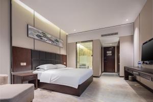 A bed or beds in a room at 宜昌虹桥国际大酒店