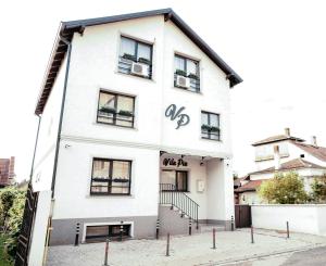 阿尔巴尤利亚Casa Pia的白色的建筑,上面有数字