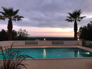 Bazén v ubytování Villa Lucie vue mer avec piscine privée en Algarve.. nebo v jeho okolí
