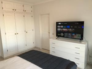 Postel nebo postele na pokoji v ubytování Villa Lucie vue mer avec piscine privée en Algarve..