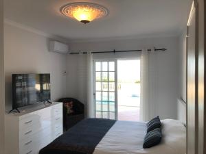 Postel nebo postele na pokoji v ubytování Villa Lucie vue mer avec piscine privée en Algarve..