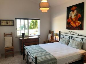 Postel nebo postele na pokoji v ubytování Villa Lucie vue mer avec piscine privée en Algarve..