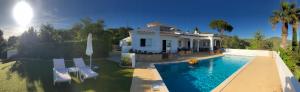 Bazén v ubytování Villa Lucie vue mer avec piscine privée en Algarve.. nebo v jeho okolí