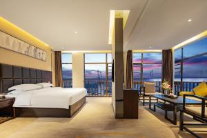 A bed or beds in a room at 宜昌虹桥国际大酒店