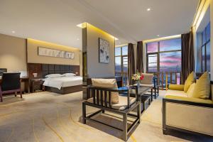 A bed or beds in a room at 宜昌虹桥国际大酒店
