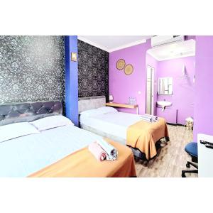 Giường trong phòng chung tại Home Inggil RedPartner