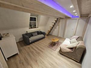 un soggiorno con un divano e un tavolo di Zentral Duisburg 2 a Duisburg