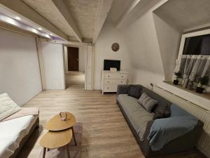 un soggiorno con un divano e un tavolo di Zentral Duisburg 2 a Duisburg