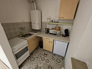 una piccola cucina con lavello e microonde di Zentral Duisburg 2 a Duisburg Altre 9 foto