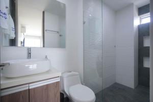 Ένα μπάνιο στο Luxury cerca laureles- Torre Ginebra +30 φωτογραφίες