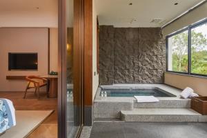 Televiisor ja/või meelelahutuskeskus majutusasutuses Guangdong Hot Spring Hotel