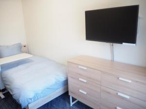 TV a/nebo společenská místnost v ubytování Midtown Inn