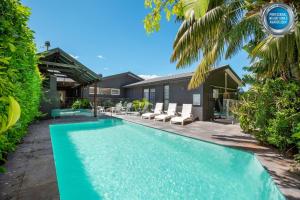 贝利Mulberry House - Pet Friendly with Swimming Pool的房屋前游泳池的图像