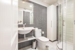 セビリアにあるSevillaHome -Apartment Castellarのバスルーム(トイレ、洗面台、シャワー付)