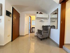 Μια τηλεόραση ή/και κέντρο ψυχαγωγίας στο The Best, Sea, Old town, and sunrise view Apartment with balcony