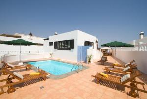 Basen w obiekcie Grand Villa Famara Puerto del Carmen lub w pobliżu