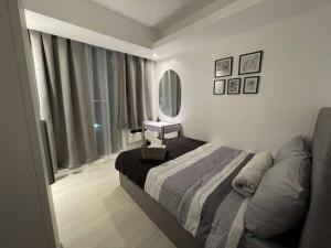 マニラにあるHigh-end 2BR Condo Boracay Tower - Azure Residences near Manila Airportのベッドルーム1室(ベッド1台、大きな窓付) +37枚の写真
