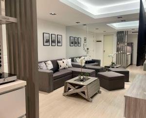 マニラにあるHigh-end 2BR Condo Boracay Tower - Azure Residences near Manila Airportのソファとテーブルのあるリビングルーム