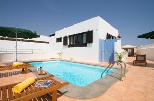Basen w obiekcie Grand Villa Famara Puerto del Carmen lub w pobliżu
