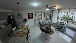 a kitchen and living room with a table and chairs at Ricaurte Apartamento Peñazul nuevo 90mts in Ricaurte