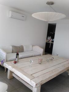 a living room with a wooden table and a couch at Edificio Yoo in Punta del Este