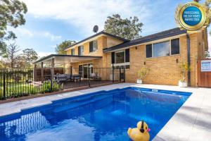Bazén v ubytování Anglesey - Pet Friendly with Pool - 4 Mins Walk to Beach nebo v jeho okolí