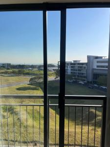 una ventana con vistas al aeropuerto en Umhlanga Minimalist Haven, en Durban
