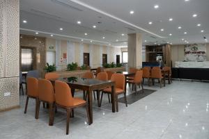Posezení v ubytování Cat Ba Viet Hoa Hotel & Residence - Pool & Bar