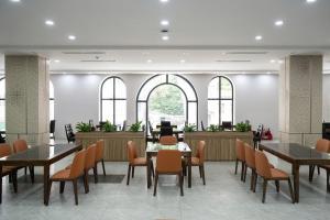 Posezení v ubytování Cat Ba Viet Hoa Hotel & Residence - Pool & Bar