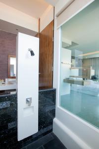 Bazén v ubytování O-Bay Design Hotel Prachuap nebo v jeho okolí