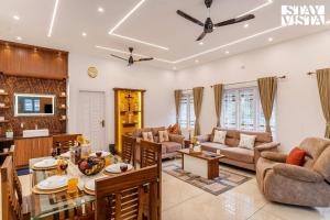 Χώρος καθιστικού στο StayVista at Cardamom Casa with Lawn, Terrace & BBQ