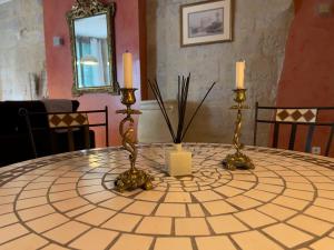 stół z dwoma świecami na górze w obiekcie Le Cherche Midi - Appartement centre historique d'Uzès w mieście Uzès