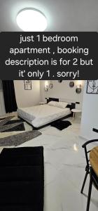 una camera da letto con un letto sul pavimento di Rarina House a Braşov