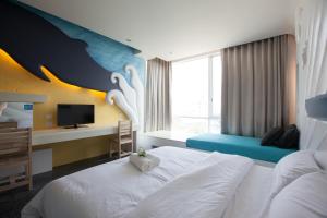 Postel nebo postele na pokoji v ubytování O-Bay Design Hotel Prachuap