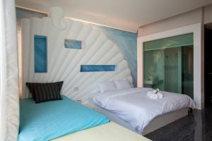 Postel nebo postele na pokoji v ubytování O-Bay Design Hotel Prachuap