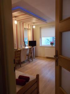 Televízia a/alebo spoločenská miestnosť v ubytovaní Wood Creek Apartments