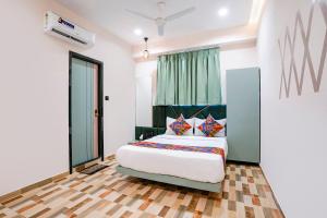 Ένα ή περισσότερα κρεβάτια σε δωμάτιο στο FabHotel Luxurious Inn - Near Prime Arcade