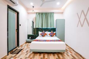 Ένα ή περισσότερα κρεβάτια σε δωμάτιο στο FabHotel Luxurious Inn - Near Prime Arcade +24 φωτογραφίες