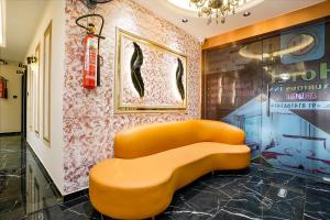 Χώρος καθιστικού στο FabHotel Luxurious Inn - Near Prime Arcade