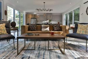 O zonă de relaxare la New Family Cottage Tremblant-4 Bdrs W Hot Tub