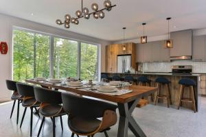 O bucătărie sau chicinetă la New Family Cottage Tremblant-4 Bdrs W Hot Tub