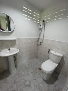 Koupelna v ubytování Pada Guesthouse Khaoyai