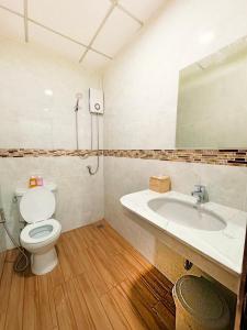 Ban Don Muang (1)にあるThe Best House&Hostelのバスルーム(トイレ、洗面台付)