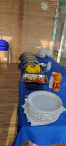 乌代浦Hotel Mandiram Palace的一张蓝色的桌子，上面摆着一盘盘食物和香蕉
