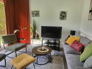 a living room with a couch and a tv at Sleepspot Wedde in Wedde +5 photos