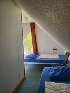 a room with two beds and a window at Sleepspot Wedde in Wedde