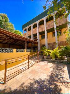 Clădirea în care este situat/ăhanul