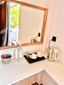 Příslušenství pro přípravu čaje a kávy v ubytování Sands Garden Hotel