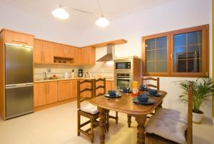 Kuchnia lub aneks kuchenny w obiekcie Grand Villa Famara Puerto del Carmen