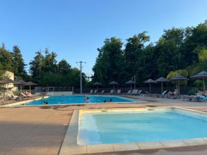 Bazén v ubytování Appartement T3 bord de mer résidence Aqualinda E55 nebo v jeho okolí + 14 fotografií